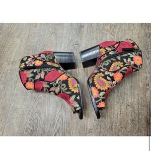 Crown Vintage Frankie Floral Embroidered Open Toe
Ankle Bootie Boot Shoe 6M